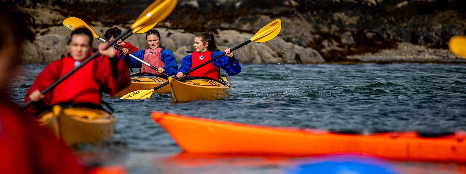 1600x600 LE summer young woman kayaking